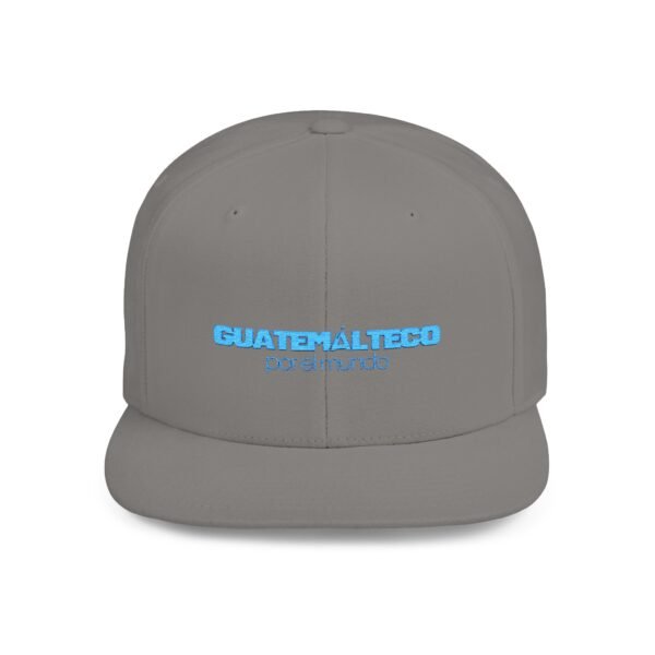 Esta gorra plana es elegante y ajustable, perfecta para el día a día.