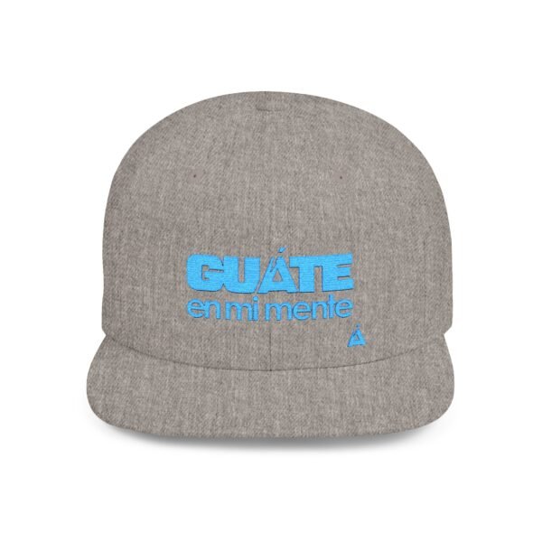Esta gorra plana es elegante y ajustable, perfecta para el día a día.