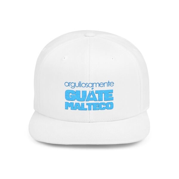 Esta gorra plana es elegante y ajustable, perfecta para el día a día.