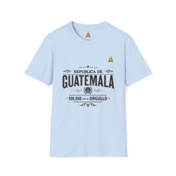 Celebra tu herencia guatemalteca con esta camiseta unisex con orgullo, perfecta para pasear.