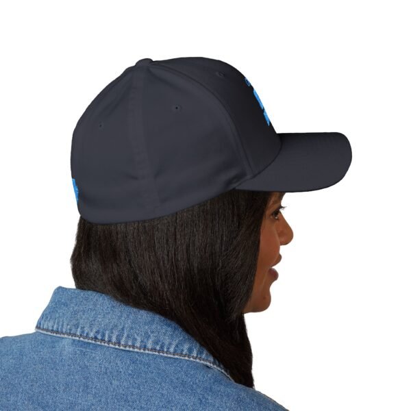 Elegante gorra bordada cerrada para cualquier ocasión.