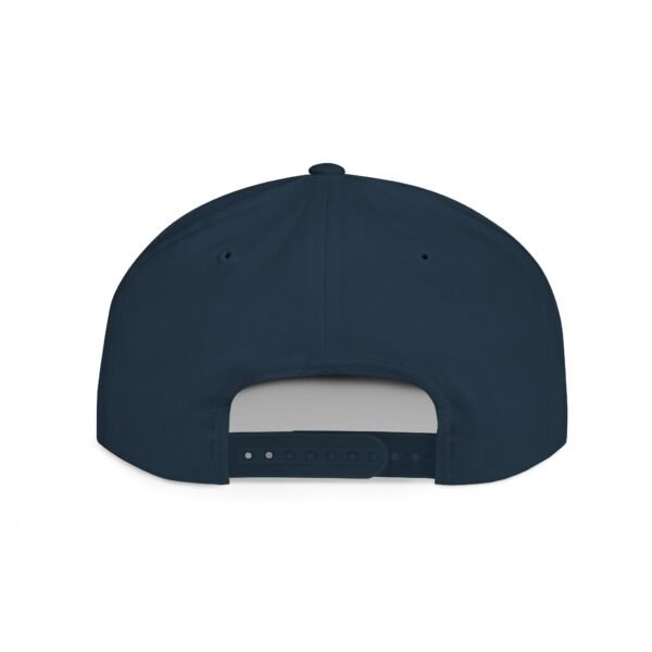 Esta gorra plana es elegante y ajustable, perfecta para el día a día.