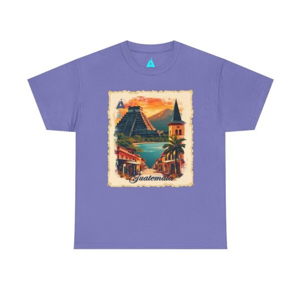 Celebra tu herencia guatemalteca con esta camiseta unisex con orgullo, perfecta para pasear.