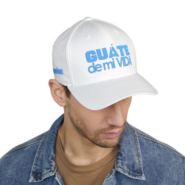 Elegante gorra bordada cerrada para cualquier ocasión. Perfecta como gorra deportiva.