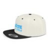 Esta gorra plana es elegante y ajustable, perfecta para el día a día.