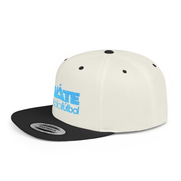 Esta gorra plana es elegante y ajustable, perfecta para el día a día.