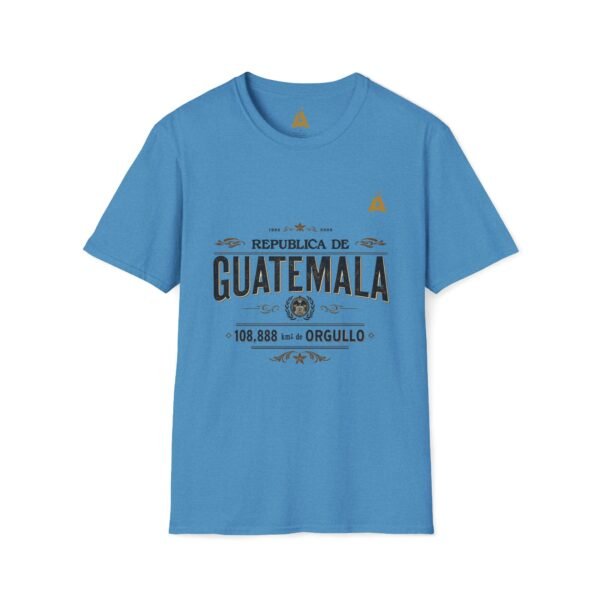 Celebra tu herencia guatemalteca con esta camiseta unisex con orgullo, perfecta para pasear.