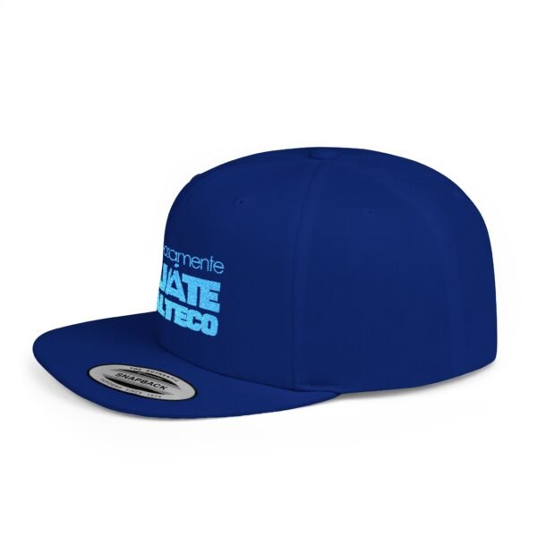 Esta gorra plana es elegante y ajustable, perfecta para el día a día.