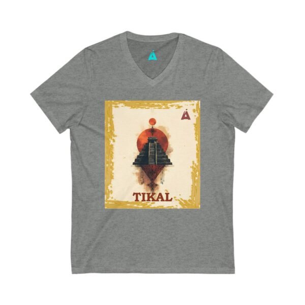 La camiseta unisex Tikal Vintage de cuello en V ofrece un look casual pero elegante.