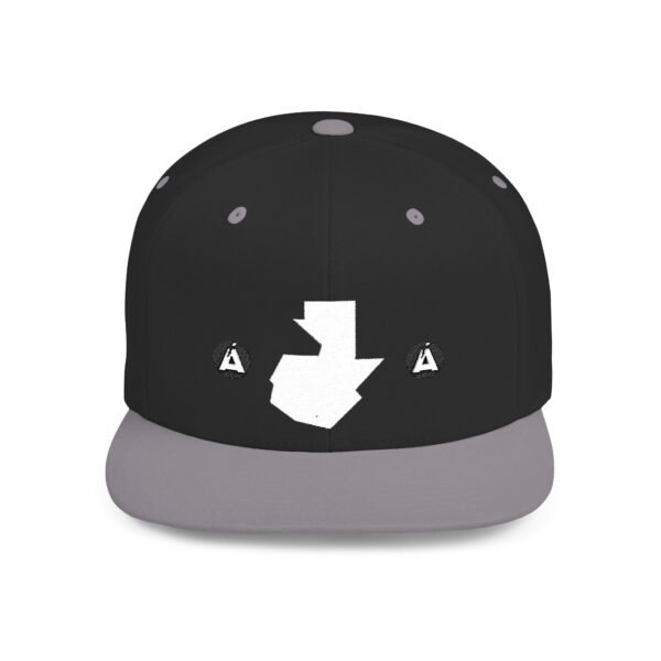 Gorra snapback con mapa de GUATE, perfecta como accesorio de moda para días de verano y salidas informales.