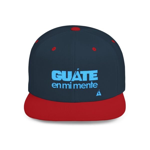 Esta gorra plana es elegante y ajustable, perfecta para el día a día.