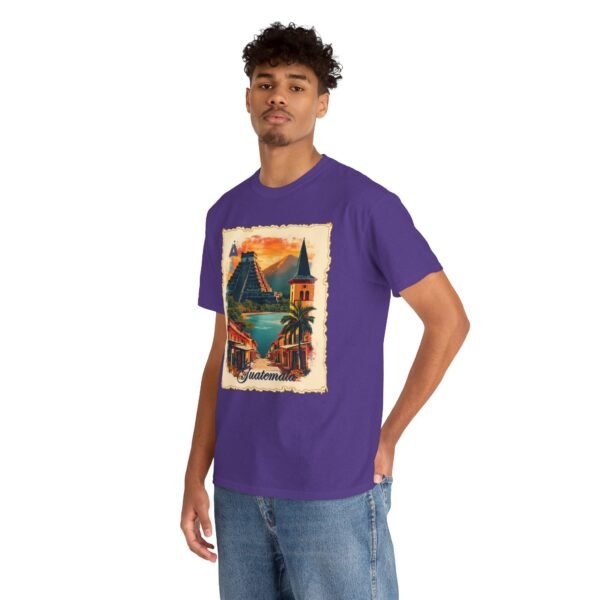 Celebra tu herencia guatemalteca con esta camiseta unisex con orgullo, perfecta para pasear.