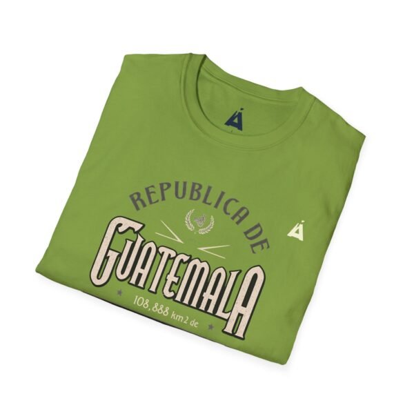 Celebra tu herencia guatemalteca con esta camiseta unisex con orgullo, perfecta para pasear.