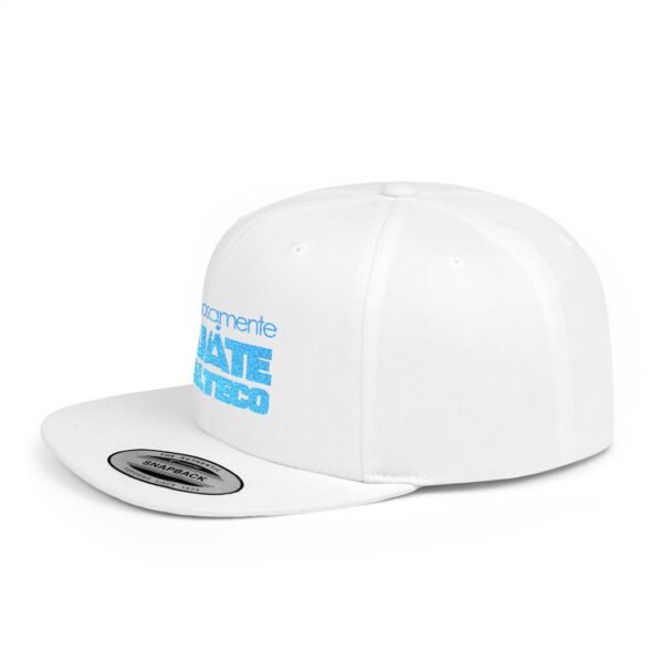 Esta gorra plana es elegante y ajustable, perfecta para el día a día.