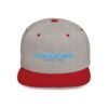 Esta gorra plana es elegante y ajustable, perfecta para el día a día.