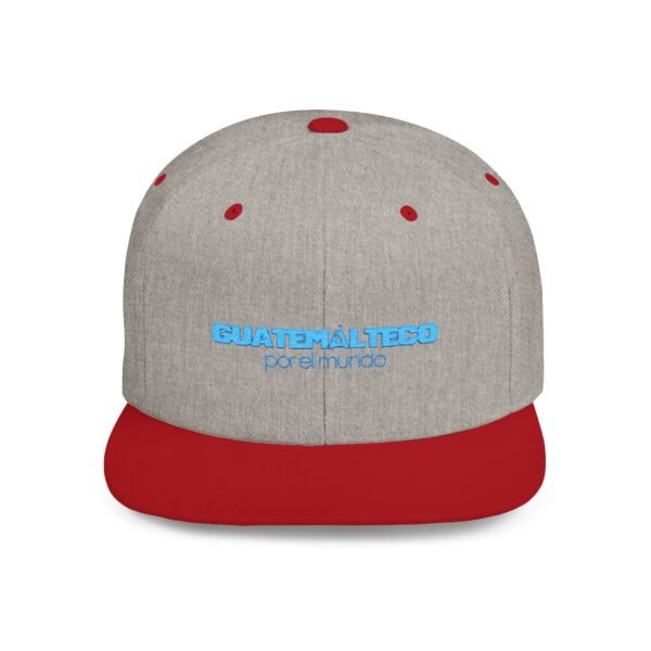 Esta gorra plana es elegante y ajustable, perfecta para el día a día.