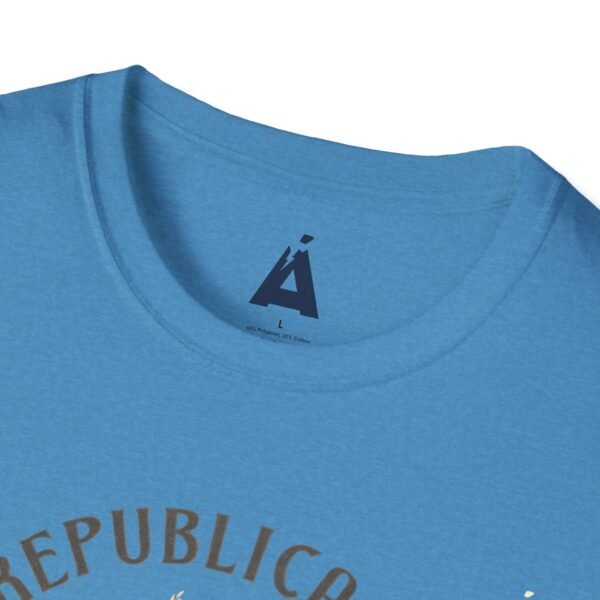 Celebra tu herencia guatemalteca con esta camiseta unisex con orgullo, perfecta para pasear.