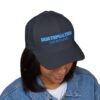 Elegante gorra bordada cerrada para cualquier ocasión. Perfecta como gorra deportiva.