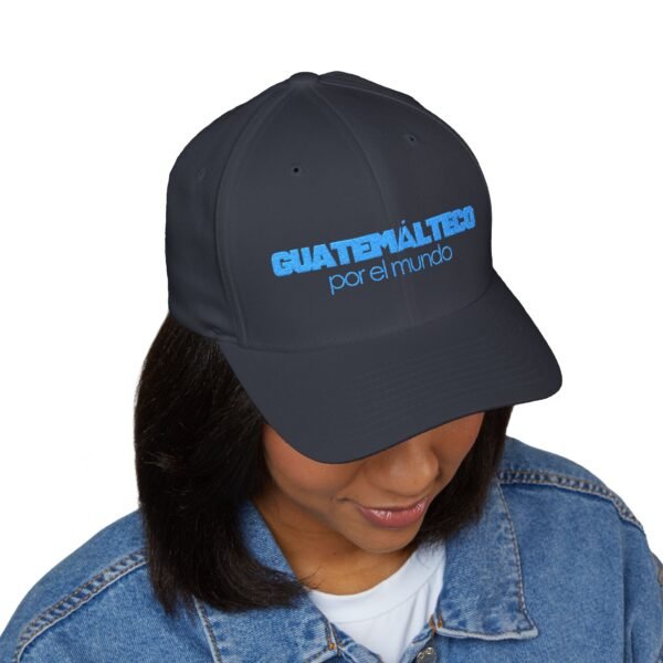 Elegante gorra bordada cerrada para cualquier ocasión. Perfecta como gorra deportiva.