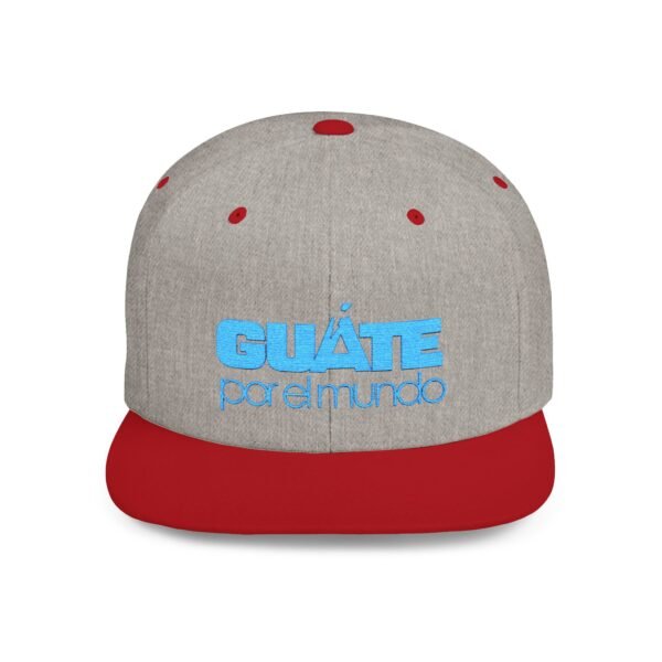 Esta gorra plana es elegante y ajustable, perfecta para el día a día.