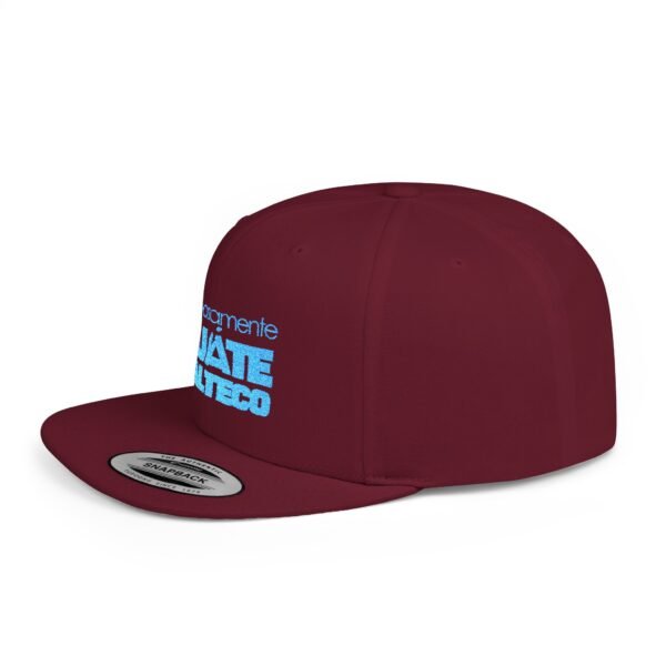 Esta gorra plana es elegante y ajustable, perfecta para el día a día.