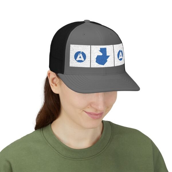 Elegante gorra de camionero con mapa de GUATE, perfecta para aventuras al aire libre.