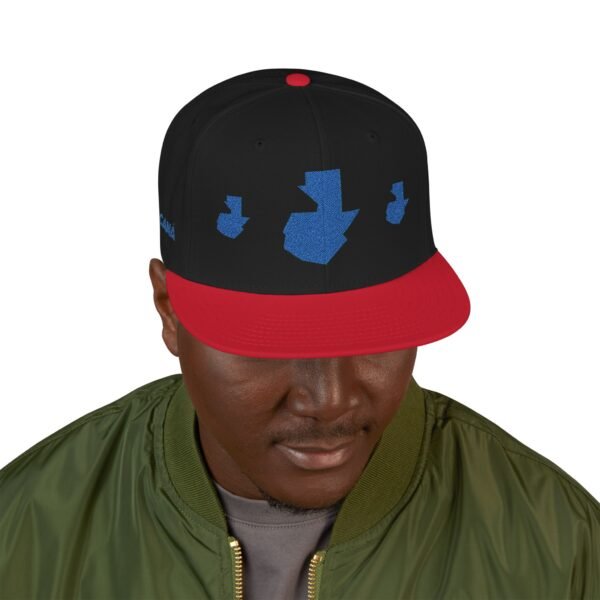 Gorra plana con visera ajustable y diseño de GUATE,  moderna para uso casual.