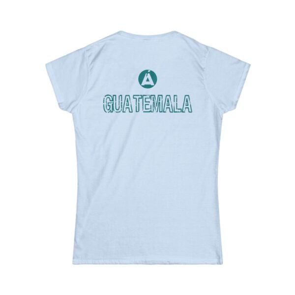 Camiseta de aventura guatemalteca para mujer, de postal de ATITLÁN, perfecta para viajeros y senderistas.