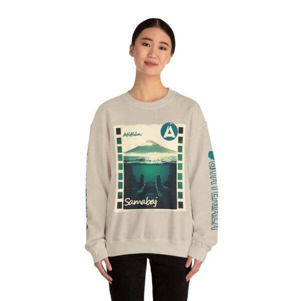 Sudadera unisex de cuello redondo de inspiración vintage de Samabaj, una prenda acogedora y moderna.