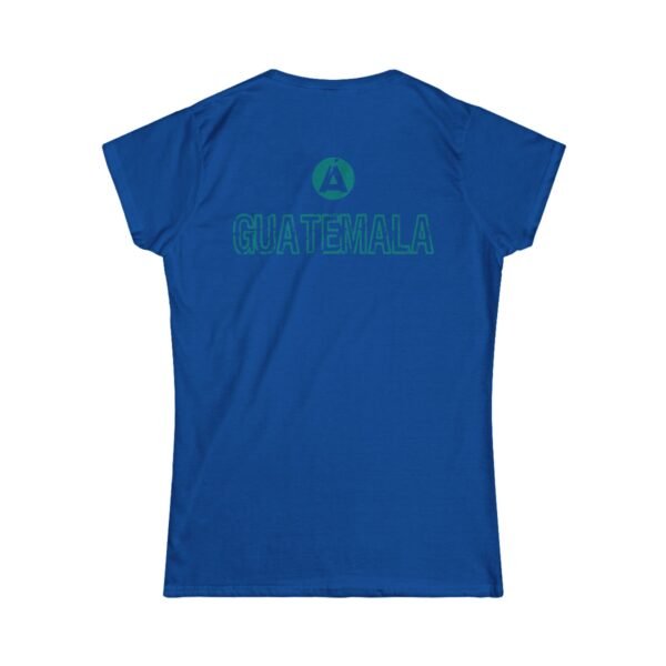 Camiseta de aventura guatemalteca para mujer, de postal de ATITLÁN, perfecta para viajeros y senderistas.