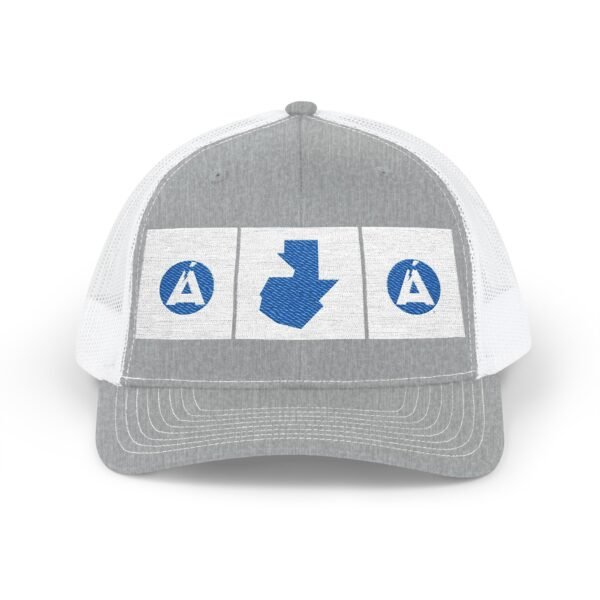Elegante gorra de camionero con mapa de GUATE, perfecta para aventuras al aire libre.