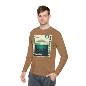 Camiseta unisex de manga larga con postal de ATITLÁN, perfecta para viajeros y amantes de actividades al aire libre.