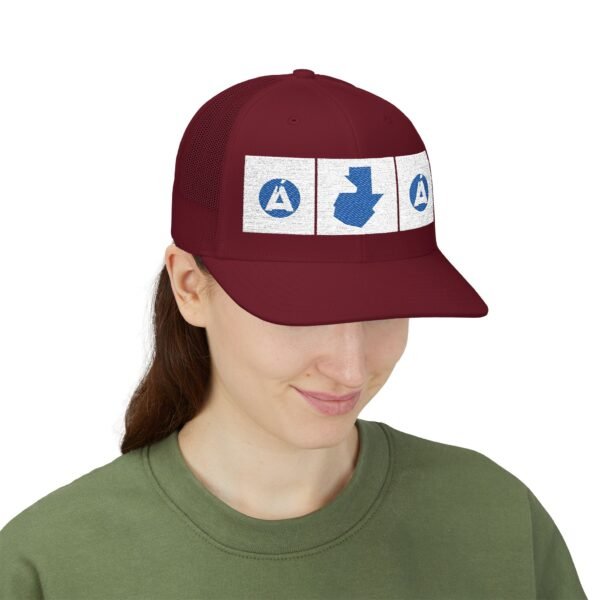 Elegante gorra de camionero con mapa de GUATE, perfecta para aventuras al aire libre.
