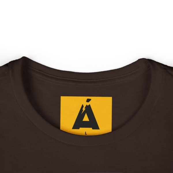 Camiseta de aventura guatemalteca para mujer, de postal de ATITLÁN, perfecta para viajeros y senderistas.