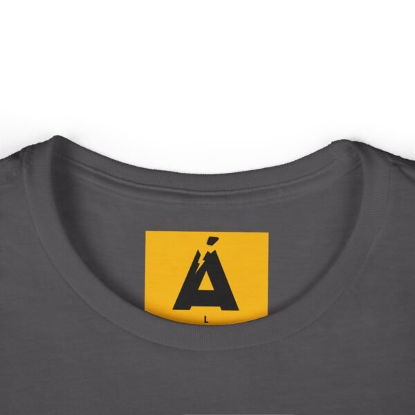 Camiseta de aventura guatemalteca para mujer, de postal de ATITLÁN, perfecta para viajeros y senderistas.