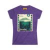 Camiseta de aventura guatemalteca para mujer, de postal de ATITLÁN, perfecta para viajeros y senderistas.