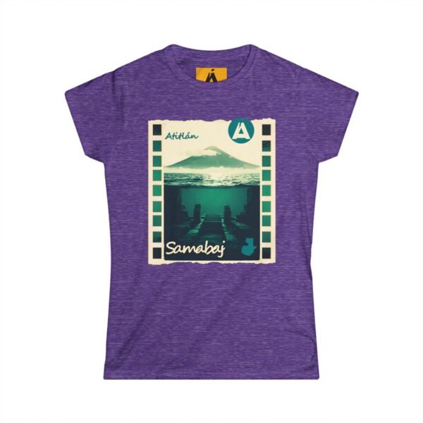Camiseta de aventura guatemalteca para mujer, de postal de ATITLÁN, perfecta para viajeros y senderistas.