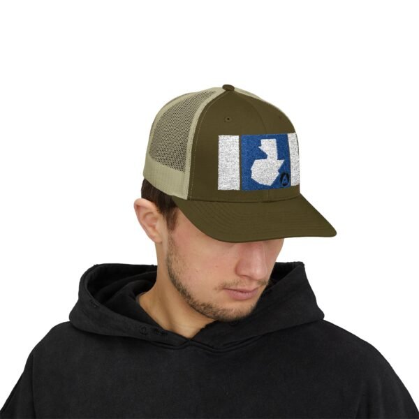 Demuestra tu amor por Guatemala con esta gorra snapback, perfecta para uso casual o aventuras al aire libre.