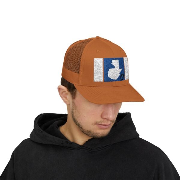 Demuestra tu amor por Guatemala con esta gorra snapback, perfecta para uso casual o aventuras al aire libre.
