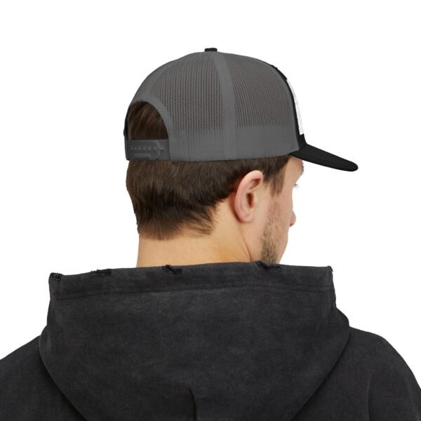 Elegante gorra de camionero con mapa de GUATE, perfecta para aventuras al aire libre.
