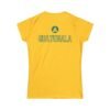 Camiseta de aventura guatemalteca para mujer, de postal de ATITLÁN, perfecta para viajeros y senderistas.