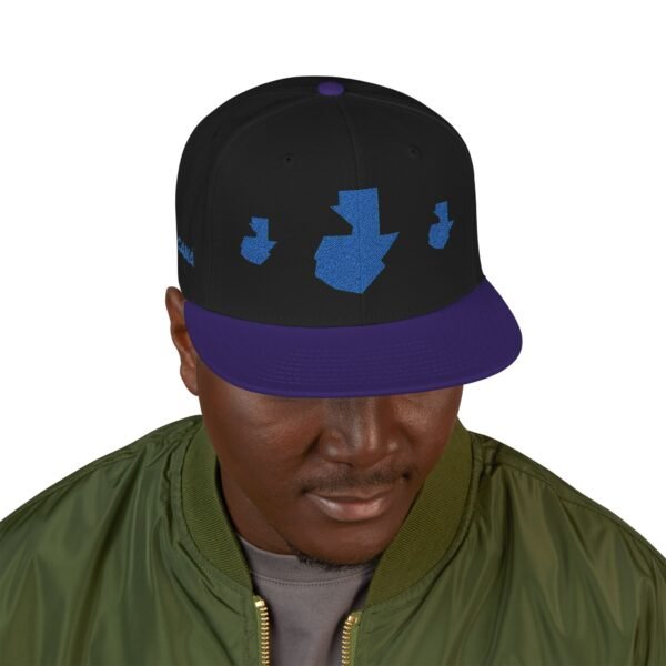 Gorra plana con visera ajustable y diseño de GUATE,  moderna para uso casual.