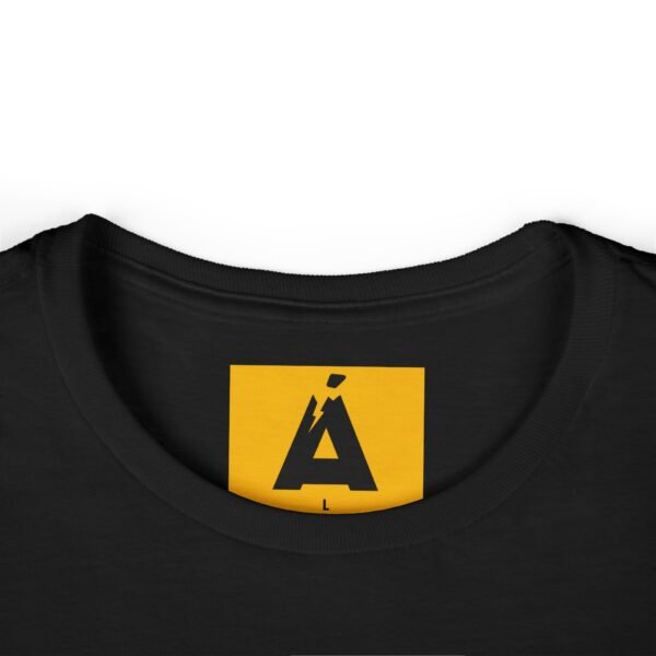Camiseta de aventura guatemalteca para mujer, de postal de ATITLÁN, perfecta para viajeros y senderistas.