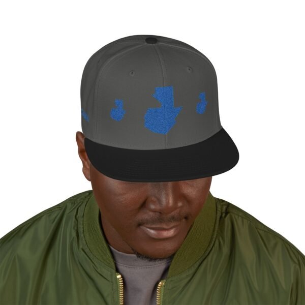 Gorra plana con visera ajustable y diseño de GUATE,  moderna para uso casual.