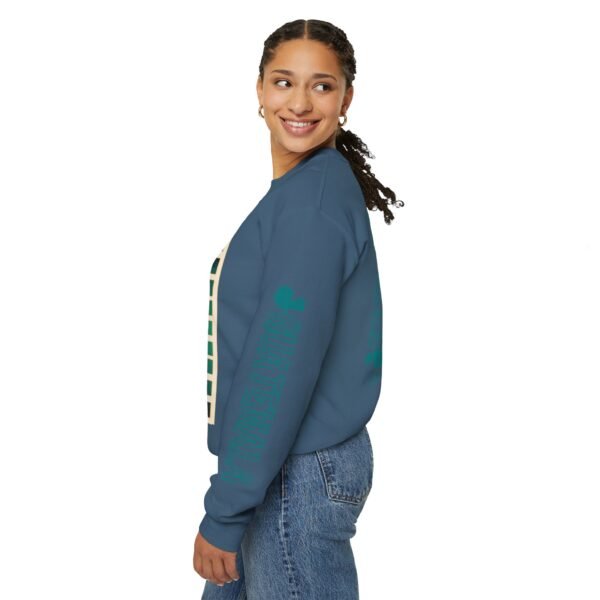 Sudadera unisex de cuello redondo de inspiración vintage de Samabaj, una prenda acogedora y moderna.