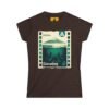 Camiseta de aventura guatemalteca para mujer, de postal de ATITLÁN, perfecta para viajeros y senderistas.