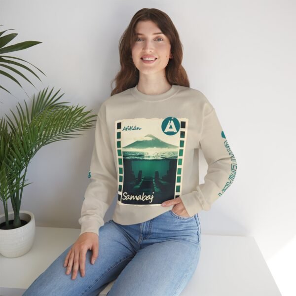 Sudadera unisex de cuello redondo de inspiración vintage de Samabaj, una prenda acogedora y moderna.