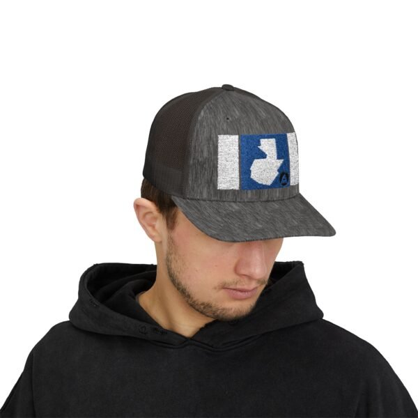 Demuestra tu amor por Guatemala con esta gorra snapback, perfecta para uso casual o aventuras al aire libre.