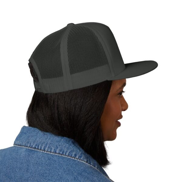 Gorra plana con visera ajustable y diseño de GUATE,  moderna para uso casual.