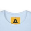 Camiseta de aventura guatemalteca para mujer, de postal de ATITLÁN, perfecta para viajeros y senderistas.